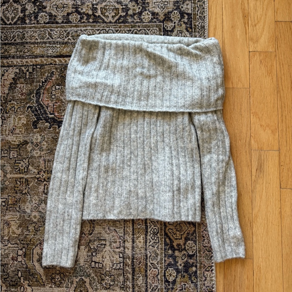 Abercrombie & Fitch Light Gray Ribbed Knit Off the Shoulder Sweater